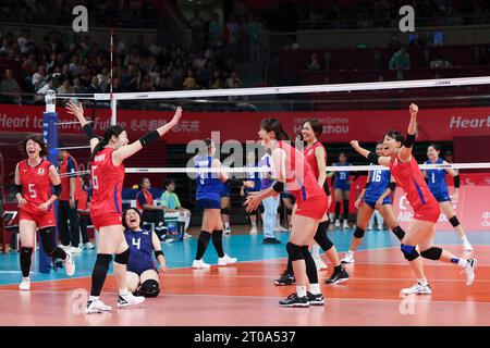 Huzhou, chinesische Provinz Zhejiang. Oktober 2023. Team Japan feiert den Gewinn des Women's Classification Pool F von Volleyball zwischen Japan und Thailand bei den 19. Asienspielen in Huzhou, ostchinesische Provinz Zhejiang, 5. Oktober 2023. Quelle: Zhang Tao/Xinhua/Alamy Live News Stockfoto