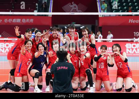 Huzhou, chinesische Provinz Zhejiang. Oktober 2023. Team Japan posiert für Fotos nach dem Women's Classification Pool F von Volleyball zwischen Japan und Thailand bei den 19. Asienspielen in Huzhou, ostchinesische Provinz Zhejiang, 5. Oktober 2023. Quelle: Zhang Tao/Xinhua/Alamy Live News Stockfoto