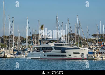 Ventura, CA, USA - 14. September 2023: Sirena 88 Luxusyacht im Hafen. Umgeben von einem Wald von Masten anderer Schiffe. Grüne Palmen in bac Stockfoto