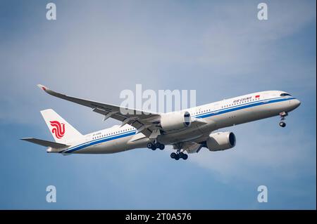 26.07.2023, Singapur, Republik Singapur, Asien - ein Passagierflugzeug der Air China vom Typ Airbus A350-900 mit der Registrierung B-1086 im Landeanflug auf den internationalen Flughafen Changi. Air China ist Mitglied der Star Alliance Luftfahrtallianz, einem internationalen Netzwerk von Fluggesellschaften. *** 26 07 2023, Singapur, Republik Singapur, Asien an Air China Airbus A350 900 Passagierflugzeuge mit der Eintragung B 1086 beim Anflug auf den internationalen Flughafen Changi Air China ist Mitglied der Fluggesellschaft Star Alliance, einem internationalen Netz von Fluggesellschaften Stockfoto