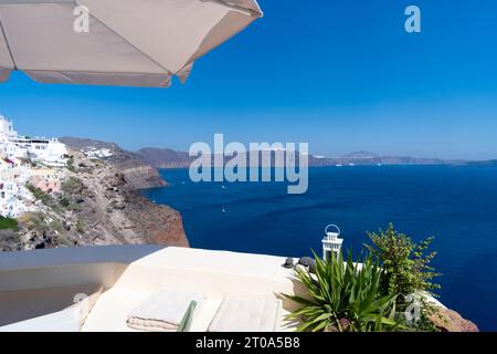 Apartment-Balkon in einem weißen luxuriösen Resort mit herrlichem Blick auf die Santorini Island Küste Stockfoto