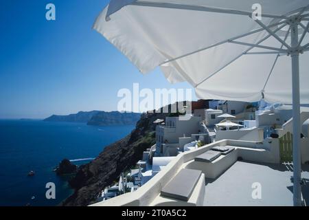 Apartment-Balkon in einem weißen luxuriösen Resort mit herrlichem Blick auf die Santorini Island Küste Stockfoto