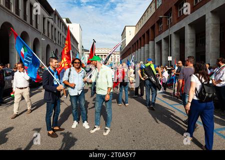 Triest, Italien - 03. September 2022: Demonstranten mit Fahnen der Vereinigten italienischen Gewerkschaften während der Demonstration gegen die Entlassungen von Arbeitern aus der Stockfoto