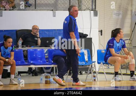 Oktober 2023, Oviedo, Asturien, Spanien: Oviedo, Spanien, 4. Oktober 2023: der Trainer von Lobas Global ATAC Oviedo, Manuel Diaz während des 5. Spieltages der Liga Guerreras Iberdrola 2023-24 zwischen Lobas Global ATAC Oviedo und Costa del Sol Malaga, am 4. Oktober 2023 im Florida Arena Municipal Sports Center in Oviedo, Spanien. (Kreditbild: © Alberto Brevers/Pacific Press via ZUMA Press Wire) NUR REDAKTIONELLE VERWENDUNG! Nicht für kommerzielle ZWECKE! Stockfoto