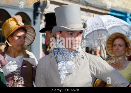 Bath, UK 14/09/2019 Fans des Jane Austen Festivals werden auf der weltberühmten Grand Regency kostümierten Promenade abgebildet. Stockfoto