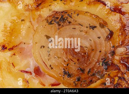 Offene Torten aus Blätterteig mit Käse, Speck, Zwiebeln. Mini-Pizza. Selektiver Fokus. Hochwertige Fotos Stockfoto