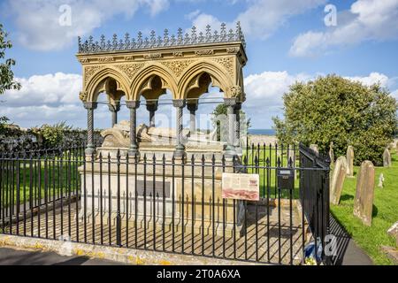 Denkmal für Grace Darling am 25. September 2023 in St. Aidan's Churchyard, Bamburgh, Northumberland, Großbritannien Stockfoto