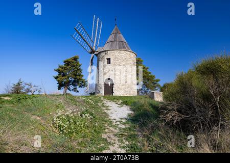 Montfuron Windmill (Moulin Saint-Elzear de Montfuron) in Provence, Alpes-de-Haute-Provence, Frankreich Stockfoto