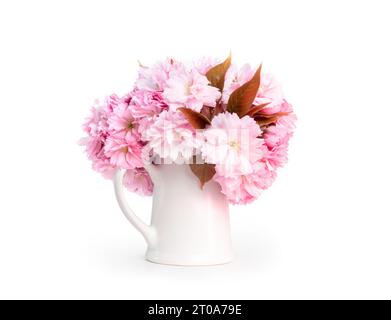 Kirschblüte in Vase oder Kanne. Isolierter Blumenstrauß, der als Tischmitte für Hochzeiten, Partys, Veranstaltungen oder Sakura-Frühlingsdekoration verwendet wird. Pink flo Stockfoto