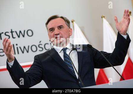 Warschau, Polen. Oktober 2023. Zbigniew Ziobro spricht und Gesten während einer Pressekonferenz im Justizministerium in Warschau. In Warschau fand eine Pressekonferenz des Justizministers, Generalstaatsanwalt Zbigniew Ziobro, statt. Das Hauptthema war „die Handlungen der Staatsanwaltschaft bezüglich der Medienberichte über die pädophilen Aktivitäten polnischer YouTuber, d. h. das sogenannte Pandora-Tor“. Zbigniew Ziobro ist Kandidat für die Parlamentswahl bei den bevorstehenden Parlamentswahlen (15. Oktober) im Namen der regierenden Partei Recht und Gerechtigkeit. Quelle: SOPA Images Limited/Alamy Live News Stockfoto