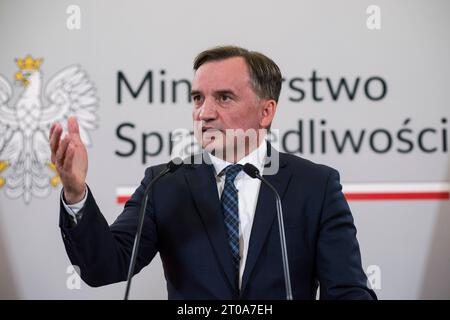 Warschau, Polen. Oktober 2023. Zbigniew Ziobro spricht und Gesten während einer Pressekonferenz im Justizministerium in Warschau. In Warschau fand eine Pressekonferenz des Justizministers, Generalstaatsanwalt Zbigniew Ziobro, statt. Das Hauptthema war „die Handlungen der Staatsanwaltschaft bezüglich der Medienberichte über die pädophilen Aktivitäten polnischer YouTuber, d. h. das sogenannte Pandora-Tor“. Zbigniew Ziobro ist Kandidat für die Parlamentswahl bei den bevorstehenden Parlamentswahlen (15. Oktober) im Namen der regierenden Partei Recht und Gerechtigkeit. Quelle: SOPA Images Limited/Alamy Live News Stockfoto