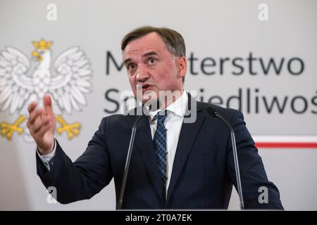 Warschau, Polen. Oktober 2023. Zbigniew Ziobro spricht und Gesten während einer Pressekonferenz im Justizministerium in Warschau. In Warschau fand eine Pressekonferenz des Justizministers, Generalstaatsanwalt Zbigniew Ziobro, statt. Das Hauptthema war „die Handlungen der Staatsanwaltschaft bezüglich der Medienberichte über die pädophilen Aktivitäten polnischer YouTuber, d. h. das sogenannte Pandora-Tor“. Zbigniew Ziobro ist Kandidat für die Parlamentswahl bei den bevorstehenden Parlamentswahlen (15. Oktober) im Namen der regierenden Partei Recht und Gerechtigkeit. Quelle: SOPA Images Limited/Alamy Live News Stockfoto