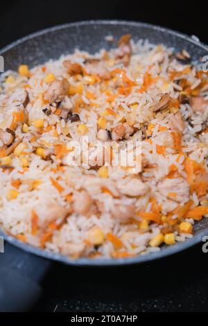 Großaufnahme von köstlichem Reis mit Gemüse auf einer Pfanne. Kochen Sie gesunde Lebensmittel. Stockfoto