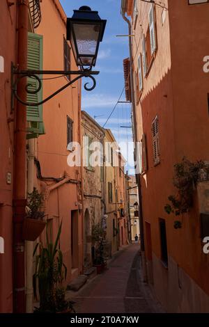 Menton, Frankreich – 8. August 2023 – enge Gassen in der Altstadt von Menton an einem schönen Sommertag Stockfoto