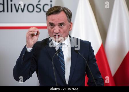 Zbigniew Ziobro spricht und Gesten während einer Pressekonferenz im Justizministerium in Warschau. In Warschau fand eine Pressekonferenz des Justizministers, Generalstaatsanwalt Zbigniew Ziobro, statt. Das Hauptthema war „die Handlungen der Staatsanwaltschaft bezüglich der Medienberichte über die pädophilen Aktivitäten polnischer YouTuber, d. h. das sogenannte Pandora-Tor“. Zbigniew Ziobro ist Kandidat für die Parlamentswahl bei den bevorstehenden Parlamentswahlen (15. Oktober) im Namen der regierenden Partei Recht und Gerechtigkeit. (Foto: Attila Husejnow / SOPA Images/SIPA USA) Stockfoto