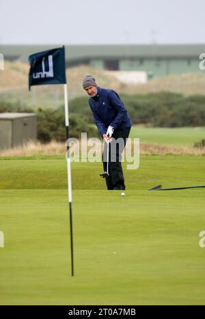 Dunhill Links Championship. Old Course St Andrews, Großbritannien. Oktober 2023. Am ersten Tag der Dunhill Links Championship schlägt Mike Rutherford auf das 18. Grün (Foto: David Mollison/Alamy Live News) Stockfoto