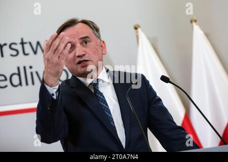 Zbigniew Ziobro spricht und Gesten während einer Pressekonferenz im Justizministerium in Warschau. In Warschau fand eine Pressekonferenz des Justizministers, Generalstaatsanwalt Zbigniew Ziobro, statt. Das Hauptthema war „die Handlungen der Staatsanwaltschaft bezüglich der Medienberichte über die pädophilen Aktivitäten polnischer YouTuber, d. h. das sogenannte Pandora-Tor“. Zbigniew Ziobro ist Kandidat für die Parlamentswahl bei den bevorstehenden Parlamentswahlen (15. Oktober) im Namen der regierenden Partei Recht und Gerechtigkeit. (Foto: Attila Husejnow / SOPA Images/SIPA USA) Stockfoto