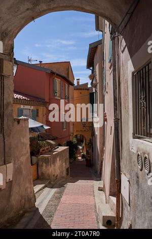 Menton, Frankreich – 8. August 2023 – enge Gassen in der Altstadt von Menton an einem schönen Sommertag Stockfoto