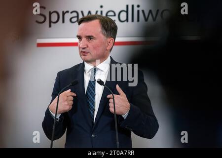 Zbigniew Ziobro spricht und Gesten während einer Pressekonferenz im Justizministerium in Warschau. In Warschau fand eine Pressekonferenz des Justizministers, Generalstaatsanwalt Zbigniew Ziobro, statt. Das Hauptthema war „die Handlungen der Staatsanwaltschaft bezüglich der Medienberichte über die pädophilen Aktivitäten polnischer YouTuber, d. h. das sogenannte Pandora-Tor“. Zbigniew Ziobro ist Kandidat für die Parlamentswahl bei den bevorstehenden Parlamentswahlen (15. Oktober) im Namen der regierenden Partei Recht und Gerechtigkeit. (Foto: Attila Husejnow / SOPA Images/SIPA USA) Stockfoto