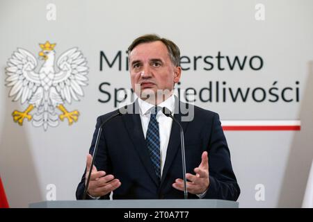 Zbigniew Ziobro spricht und Gesten während einer Pressekonferenz im Justizministerium in Warschau. In Warschau fand eine Pressekonferenz des Justizministers, Generalstaatsanwalt Zbigniew Ziobro, statt. Das Hauptthema war „die Handlungen der Staatsanwaltschaft bezüglich der Medienberichte über die pädophilen Aktivitäten polnischer YouTuber, d. h. das sogenannte Pandora-Tor“. Zbigniew Ziobro ist Kandidat für die Parlamentswahl bei den bevorstehenden Parlamentswahlen (15. Oktober) im Namen der regierenden Partei Recht und Gerechtigkeit. (Foto: Attila Husejnow / SOPA Images/SIPA USA) Stockfoto