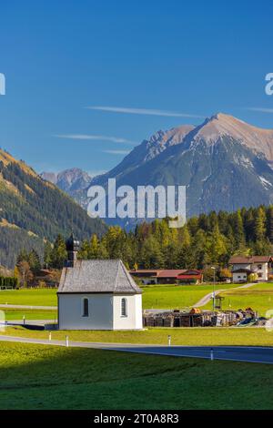 Antoniuskapelle in der Nähe von Bach und Dorf, Reutte, Tirol, Österreich Stockfoto