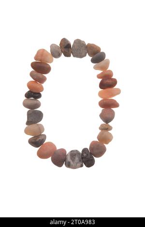 0 handgefertigte Schriftart aus Steinen, Zeichen der Natur, Stärke, Stabilität und Langlebigkeit. Auffällige zufällige Muster, Linien, Formen, weißer Hintergrund Stockfoto