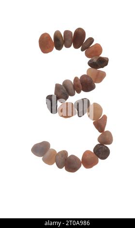 3 handgefertigte Schriftart aus Steinen, Zeichen der Natur, Stärke, Stabilität und Langlebigkeit. Auffällige zufällige Muster, Linien, Formen, weißer Hintergrund Stockfoto