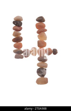 4 handgefertigte Schriftart aus Steinen, Zeichen der Natur, Stärke, Stabilität und Langlebigkeit. Auffällige zufällige Muster, Linien, Formen, weißer Hintergrund Stockfoto