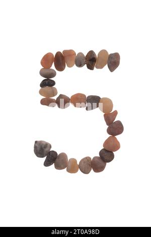 5 handgefertigte Schriftart aus Steinen, Zeichen der Natur, Stärke, Stabilität und Langlebigkeit. Auffällige zufällige Muster, Linien, Formen, weißer Hintergrund Stockfoto