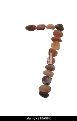 7 handgefertigte Schriftart aus Steinen, Zeichen der Natur, Stärke, Stabilität und Langlebigkeit. Auffällige zufällige Muster, Linien, Formen, weißer Hintergrund Stockfoto