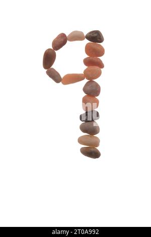 9 handgefertigte Schriftart aus Steinen, Zeichen der Natur, Stärke, Stabilität und Langlebigkeit. Auffällige zufällige Muster, Linien, Formen, weißer Hintergrund Stockfoto