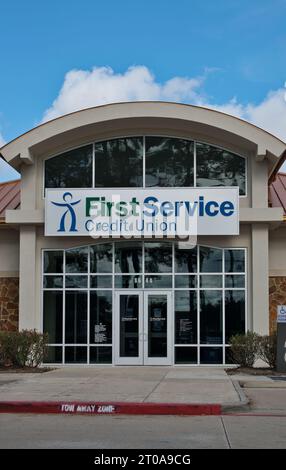 Houston, Texas, USA 09-24-2023: Erstes Gebäude der Service Credit Union in Houston, Texas. Außenansicht des lokalen Finanzinstituts. Stockfoto