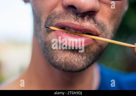 Glückliche Münder essen zusammen bei einem besonderen Anlass Stockfoto