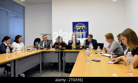 Nicht exklusiv: KIEW, UKRAINE - 04. OKTOBER 2023 - Teilnehmer der Pressekonferenz der IWF-Mission in der Ukraine, Kiew, Hauptstadt der Ukraine Stockfoto