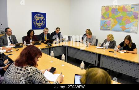 Nicht exklusiv: KIEW, UKRAINE - 04. OKTOBER 2023 - Teilnehmer der Pressekonferenz der IWF-Mission in der Ukraine, Kiew, Hauptstadt der Ukraine Stockfoto