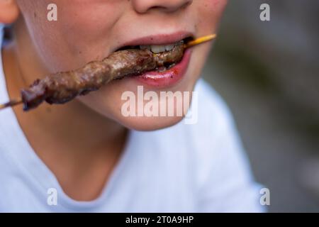 Glückliche Münder essen zusammen bei einem besonderen Anlass Stockfoto