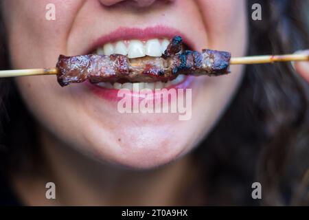 Glückliche Münder essen zusammen bei einem besonderen Anlass Stockfoto