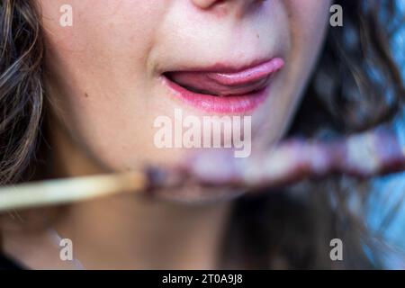 Glückliche Münder essen zusammen bei einem besonderen Anlass Stockfoto