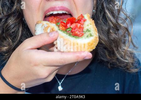 Glückliche Münder essen zusammen bei einem besonderen Anlass Stockfoto