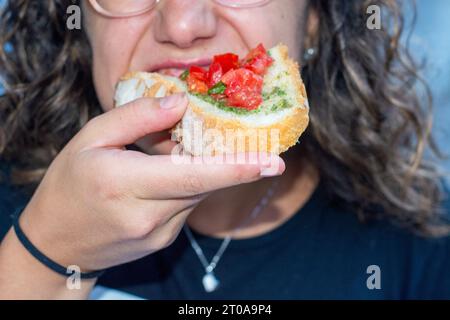 Glückliche Münder essen zusammen bei einem besonderen Anlass Stockfoto