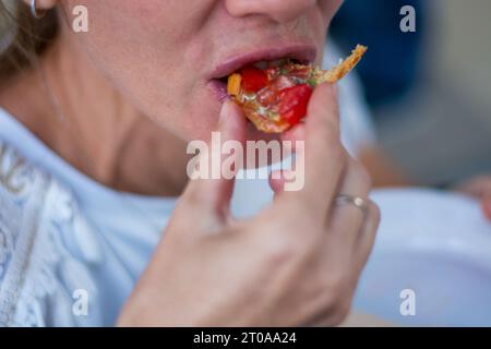 Glückliche Münder essen zusammen bei einem besonderen Anlass Stockfoto