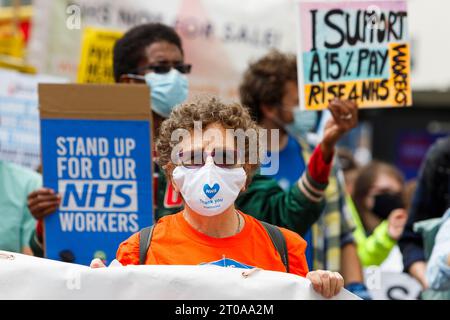 Bristol - NHS-Mitarbeiter und Mitglieder der Öffentlichkeit nehmen an einem Protest für NHS Patientensicherheit, Pay Justice und ein Ende der Privatisierung protestmarsch Teil. Stockfoto