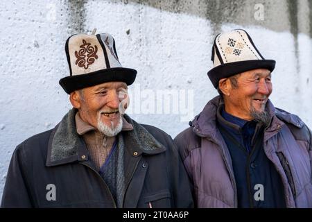 Menschen in Kirgisistan, auf dem wöchentlichen Bauernmarkt in Karakol, Kirgisistan Stockfoto