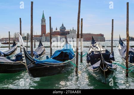 VENEDIG, ITALIEN - 12. MÄRZ 2023: Dies ist ein Blick auf die Insel San Giorgio Maggiore vom Ufer des Markusplatzes. Stockfoto