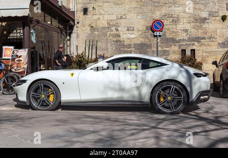 SAN MARINO, SAN MARINO – 11. MÄRZ 2023: Es ist der italienische Luxussportwagen Ferrari Roma. Stockfoto