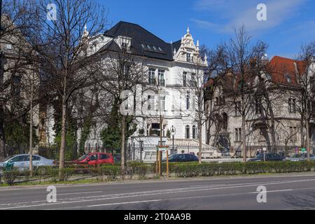 BUDAPEST, UNGARN - 13. MÄRZ 2023: Dies ist eines der Häuser (Ende des 19. Oder Anfang des 20. Jahrhunderts) auf der Andrassy Avenue. Stockfoto