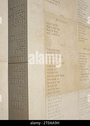 Welle des Sonnenlichts um 11. Stunde 11. Tag 11. Monat National Memorial Arboretum, Armed Forces Memorial, Alrewas Nr Lichfield, Staffordshire, England, UK Stockfoto