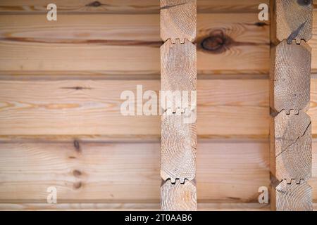 Natürliches Hintergrundmuster der Holzwand. Bau von Häusern aus Holz, Profilholz Stockfoto