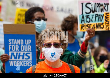 Bristol - NHS-Mitarbeiter und Mitglieder der Öffentlichkeit nehmen an einem Protest für NHS Patientensicherheit, Pay Justice und ein Ende der Privatisierung protestmarsch Teil. Stockfoto