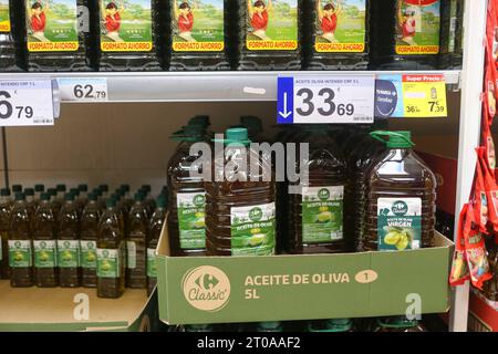 Lugones, Spanien, 5. Oktober 2023: Mehrere Flaschen Olivenöl der Marke Carrefour während des Olivenölpreises steigen am 5. Oktober 2023 in Lugones, Spanien. Quelle: Alberto Brevers / Alamy Live News. Stockfoto